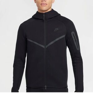 Men’s black Nike tech